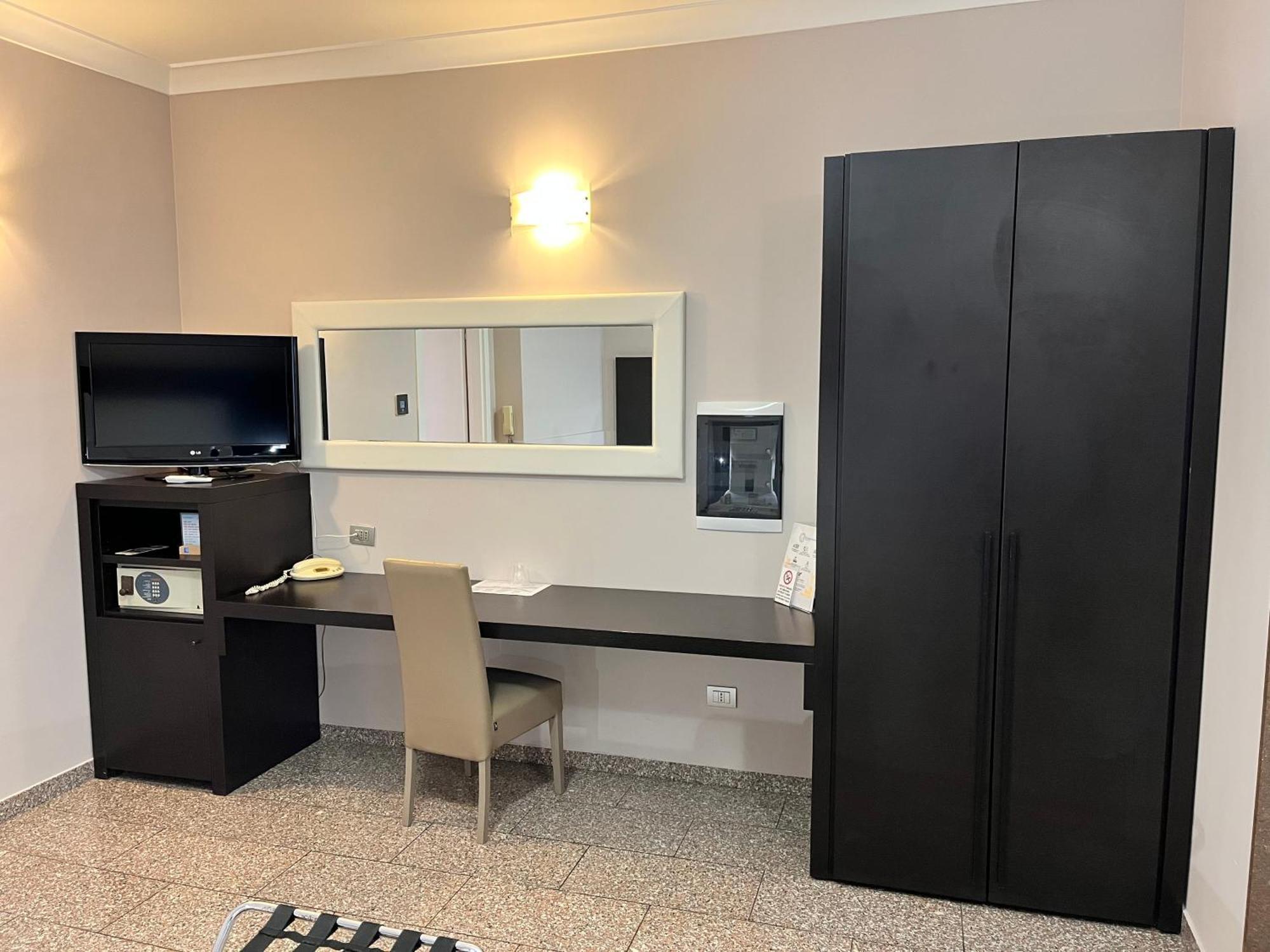 Eh Suites Rome Airport Euro House Hotels Fiumicino Bagian luar foto