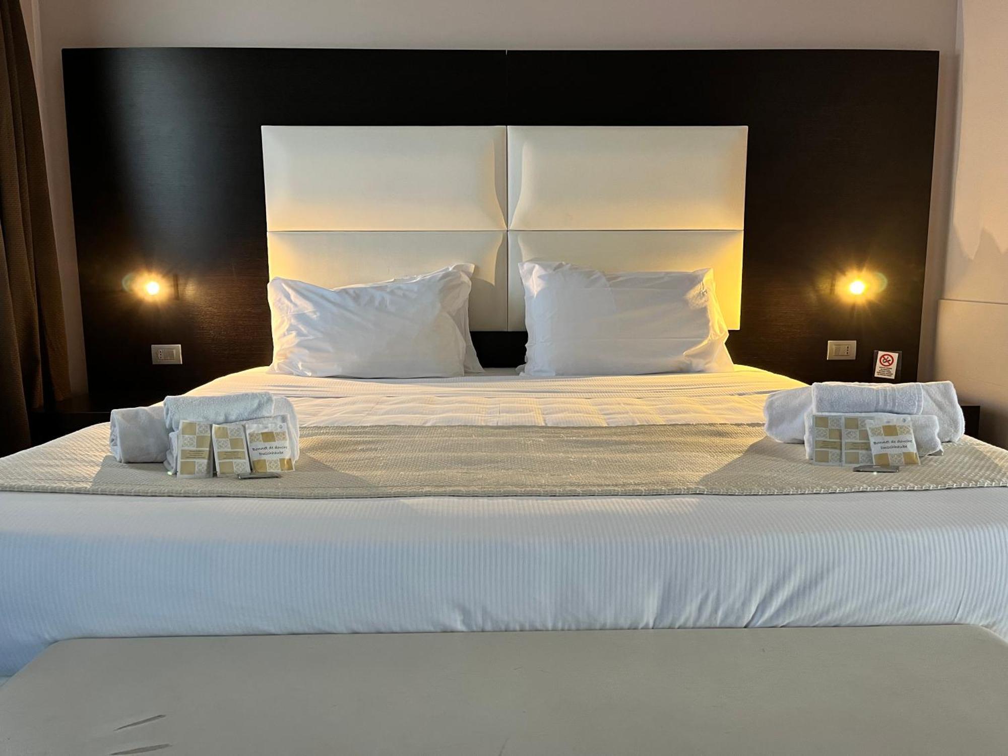 Eh Suites Rome Airport Euro House Hotels Fiumicino Bagian luar foto