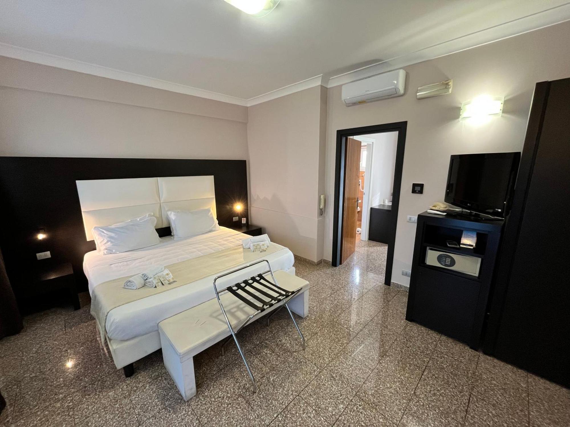 Eh Suites Rome Airport Euro House Hotels Fiumicino Bagian luar foto