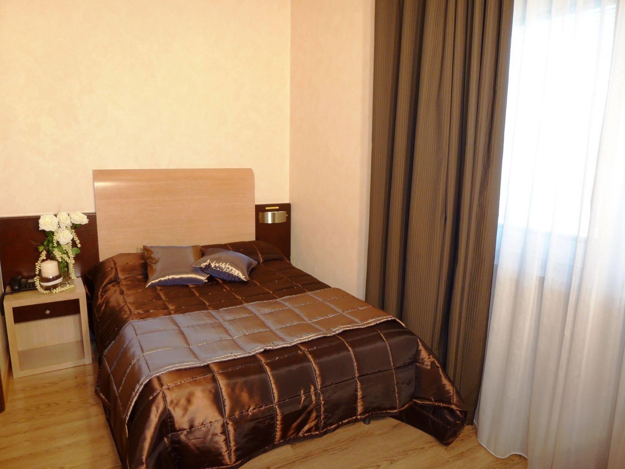 Eh Suites Rome Airport Euro House Hotels Fiumicino Bagian luar foto