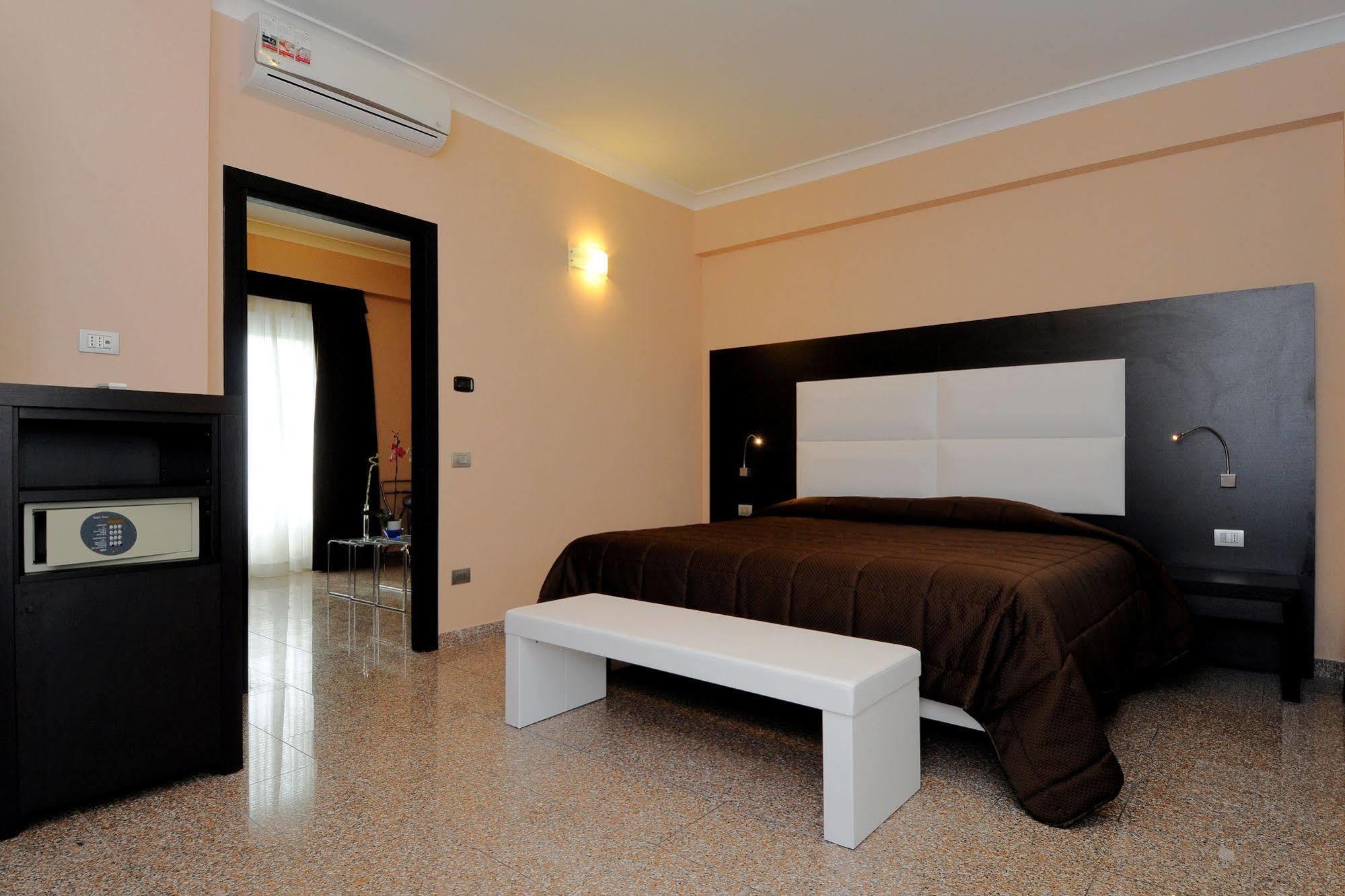 Eh Suites Rome Airport Euro House Hotels Fiumicino Bagian luar foto