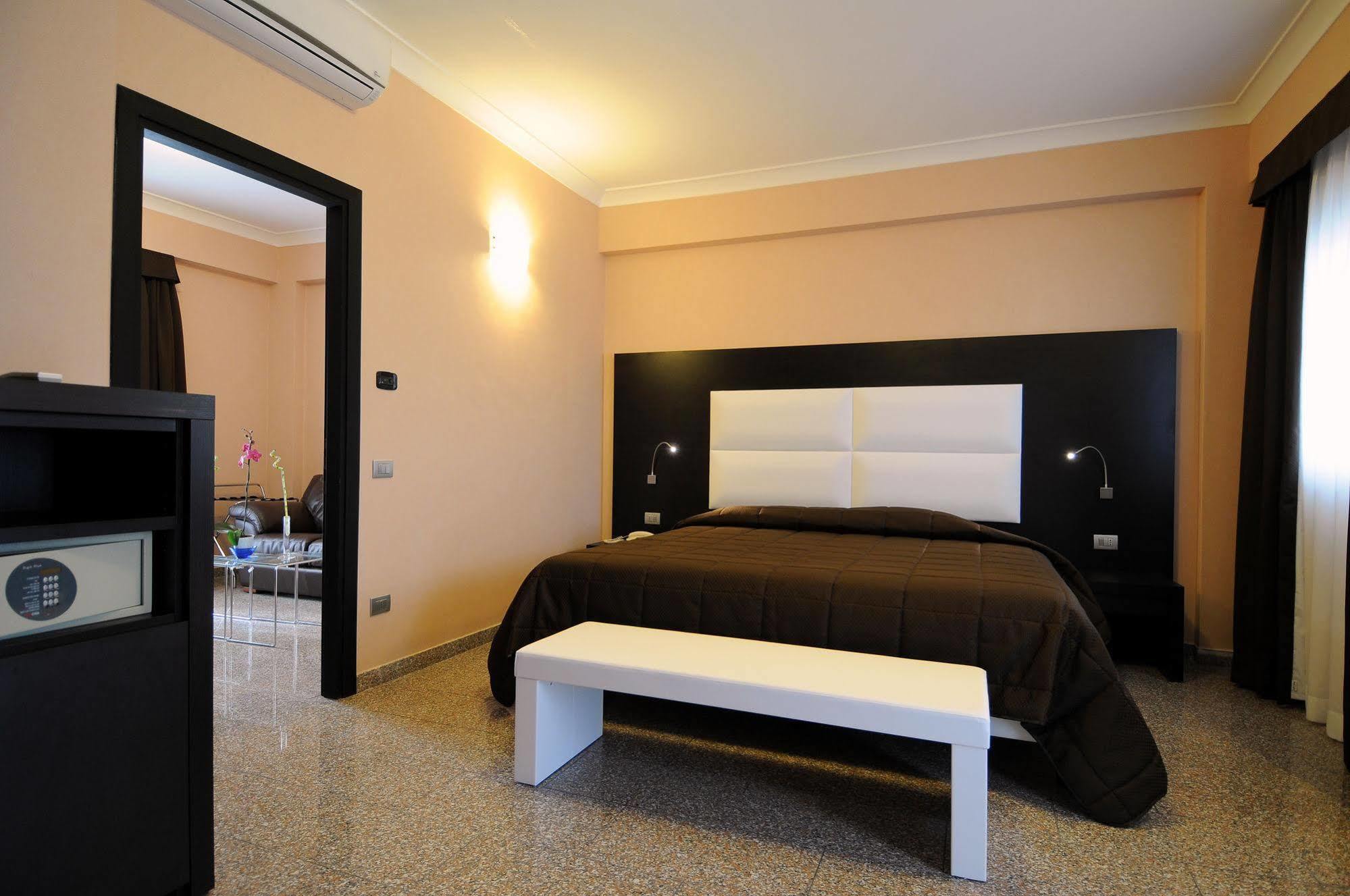 Eh Suites Rome Airport Euro House Hotels Fiumicino Bagian luar foto