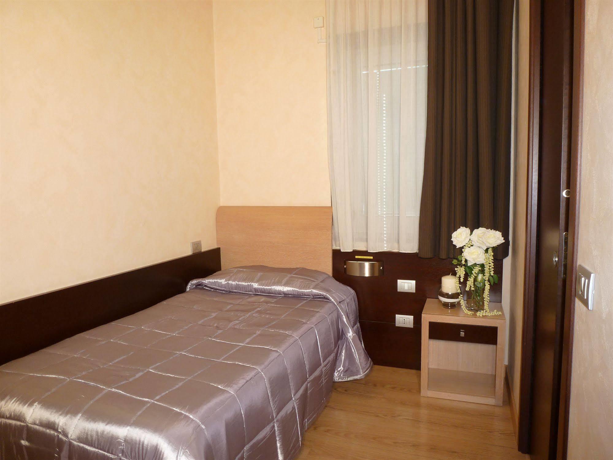 Eh Suites Rome Airport Euro House Hotels Fiumicino Bagian luar foto