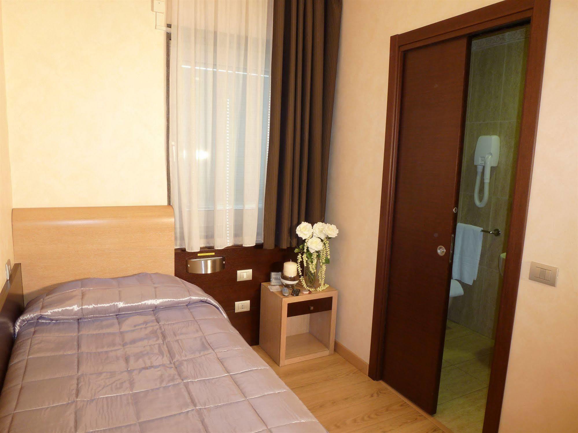 Eh Suites Rome Airport Euro House Hotels Fiumicino Bagian luar foto