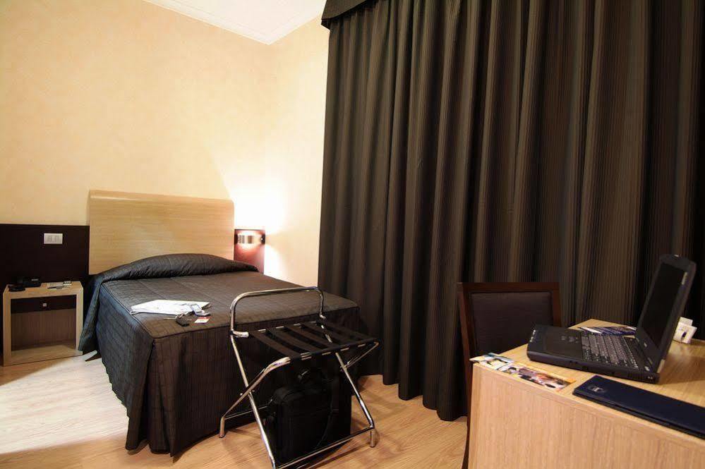 Eh Suites Rome Airport Euro House Hotels Fiumicino Bagian luar foto